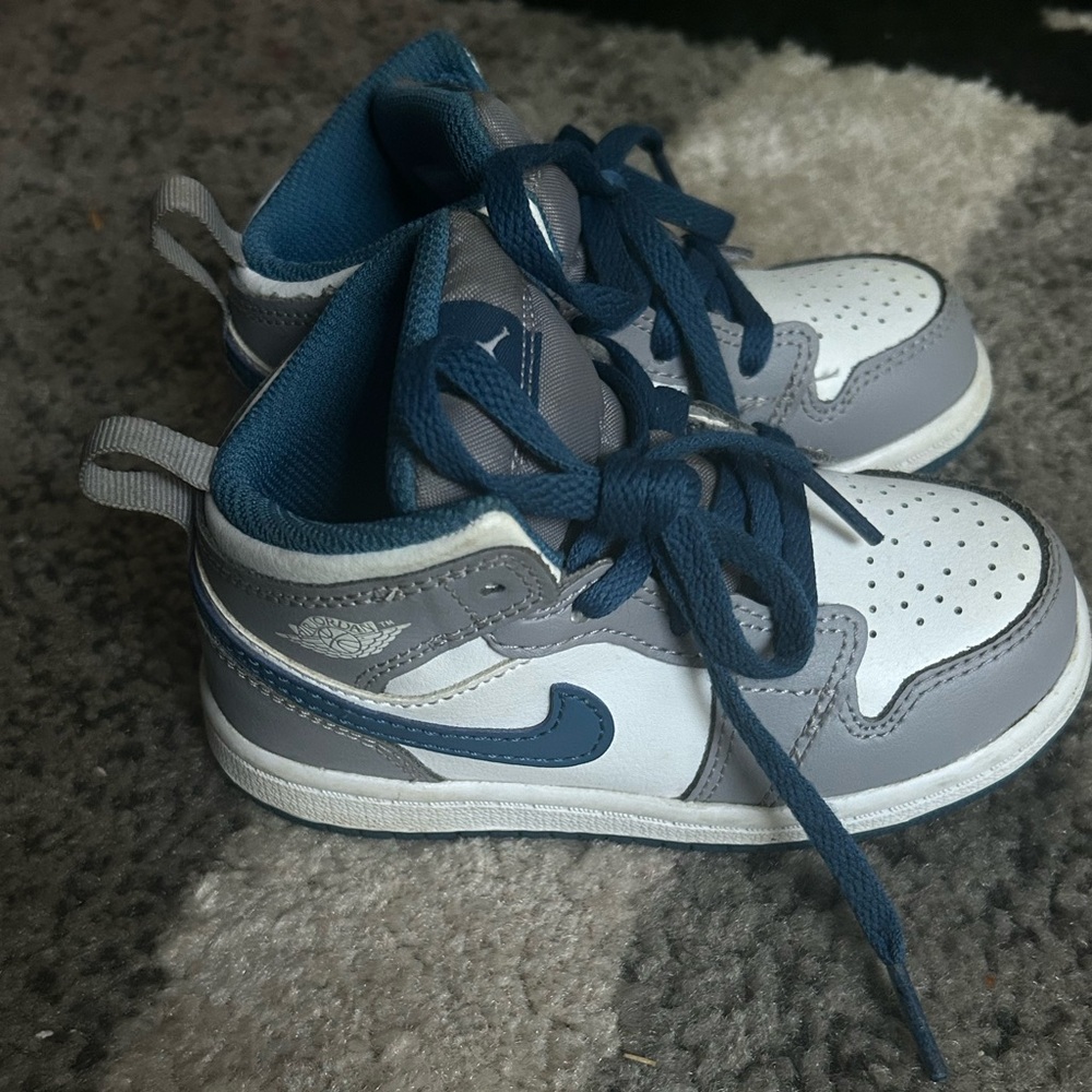 Air Jordan 1 mid. Cement True Blue